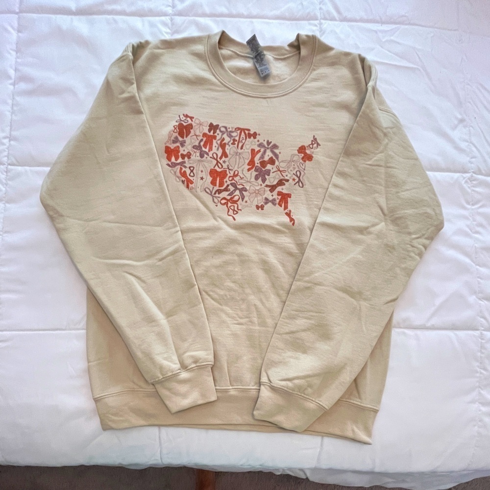 Gildan Cream and Orange Sweatshirt with Decorative Design.Bow America. Sz M.NWOT